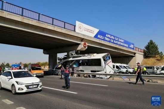這是8月9日在土耳其安卡拉省波拉特勒拍攝的事故現(xiàn)場。新華社發(fā)（穆斯塔法·卡亞攝）