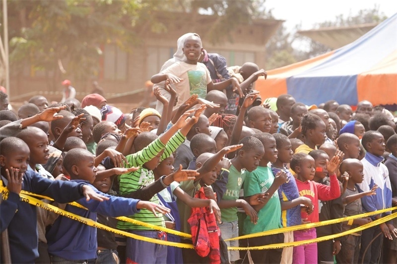 孩子們觀看達人秀。主辦方供圖