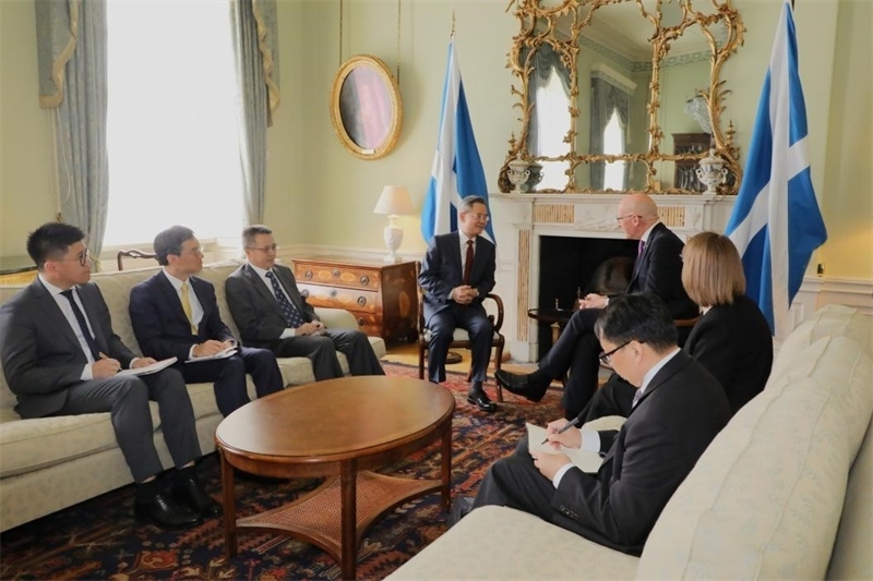 中國(guó)駐英國(guó)大使鄭澤光在愛(ài)丁堡會(huì)見(jiàn)蘇格蘭首席部長(zhǎng)斯溫尼。中國(guó)駐英國(guó)使館供圖