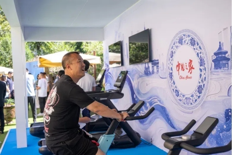 參觀者在智慧體育公園體驗動感單車。巴黎