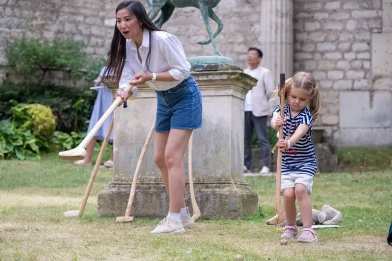 小朋友體驗捶丸游戲。巴黎