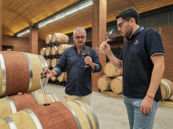  8月7日，尼古拉·格里馬（左）與同事在酒窖中。新華社記者 劉海 攝