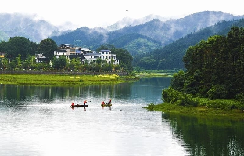 2024年6月5日，志愿者在湖南常寧市洋泉水庫清理水面漂浮物。