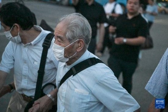 8月12日晚，侵華日軍第七三一部隊(duì)（簡(jiǎn)稱“731部隊(duì)”）“少年隊(duì)”原隊(duì)員清水英男，乘機(jī)抵達(dá)哈爾濱。新華社記者 王松 攝