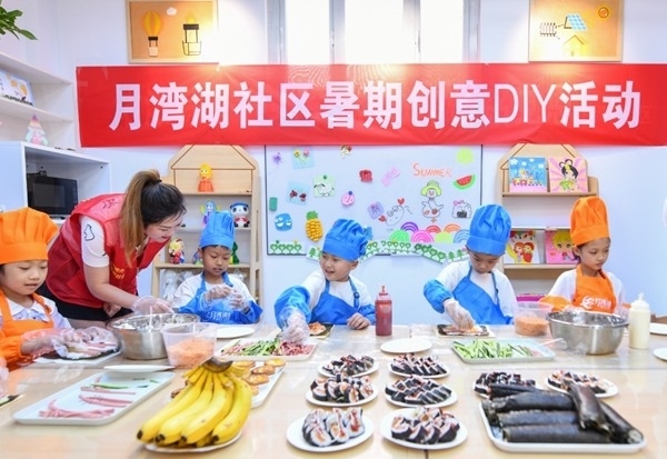 漯河市月灣湖社區(qū)青少年活動室里，志愿者教孩子們做手工。 齊國霞攝