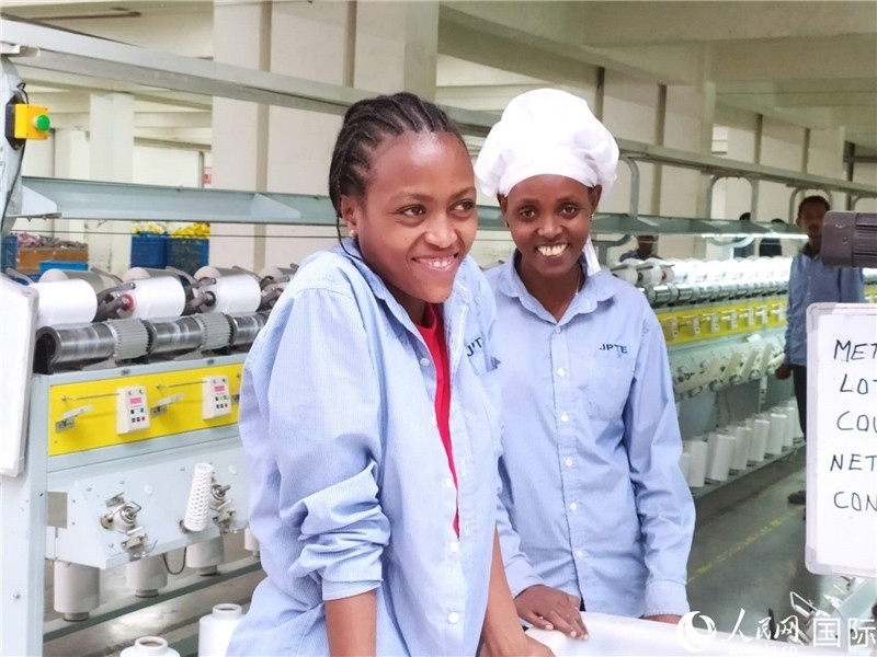 無錫金茂埃塞面料廠車間的當(dāng)?shù)嘏?。人民網(wǎng)記者黃培昭攝