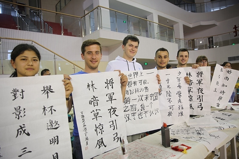 2017年6月5日，來自青島大學(xué)和中國石油大學(xué)（華東）的外國留學(xué)生在展示現(xiàn)場完成的書法作品。