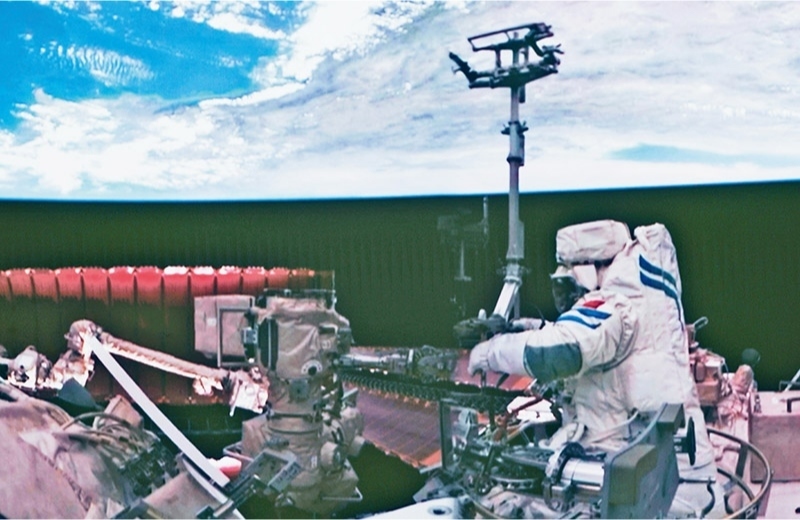 黨的十八大以來，我國(guó)科技事業(yè)取得歷史性成就、發(fā)生歷史性變革，科技自立自強(qiáng)成果持續(xù)涌現(xiàn)。圖為2024年7月3日在北京航天飛行控制中心拍攝的神舟十八號(hào)航天員李聰在空間站組合體艙外作業(yè)的畫面。 新華社記者 郭中正/攝