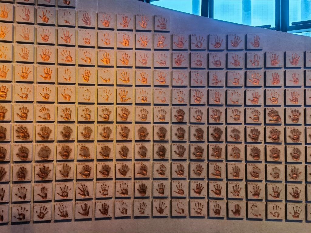 圖為侵華日軍南京大屠殺遇難同胞紀(jì)念館“三個必勝”展廳排列的648個鮮紅的手?。ň植浚?。新華社記者 邱冰清 攝