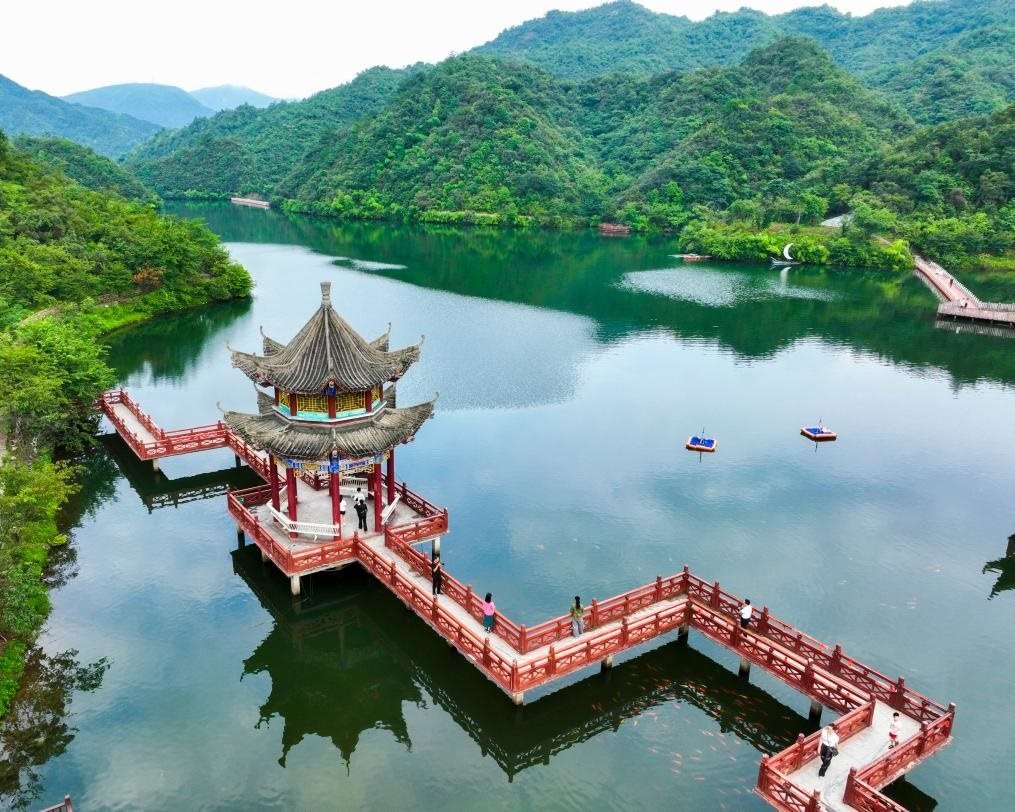 2024年8月11日，游客在湖南省雙牌縣陽明山國家森林公園萬和湖休閑游玩。新華社發(fā)（周秀魚春攝）