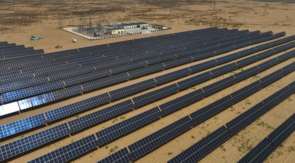 這是2024年5月16日拍攝的內(nèi)蒙古巴彥淖爾市磴口縣烏蘭布和沙漠光伏基地。新華社記者李云平攝