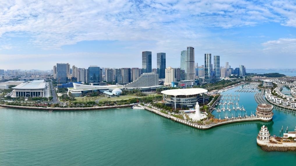 2024年1月24日拍攝的廈門國際會議中心、環(huán)島路一帶濱海城市景觀。新華社記者姜克紅攝