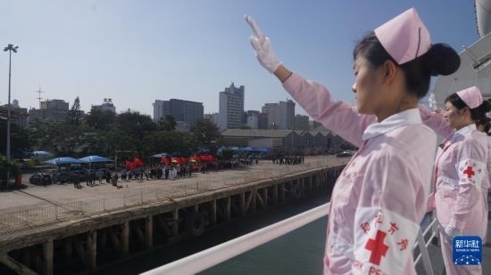 當?shù)貢r間8月16日上午10時許，執(zhí)行“和諧使命-2024”任務的中國海軍“和平方舟”號醫(yī)院船圓滿結束對莫桑比克的訪問，駛離馬普托港，前往本次任務第五站南非。新華社發(fā)（曹春耀 攝）