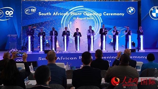 嘉賓點(diǎn)亮燈柱。人民網(wǎng) 張茜攝