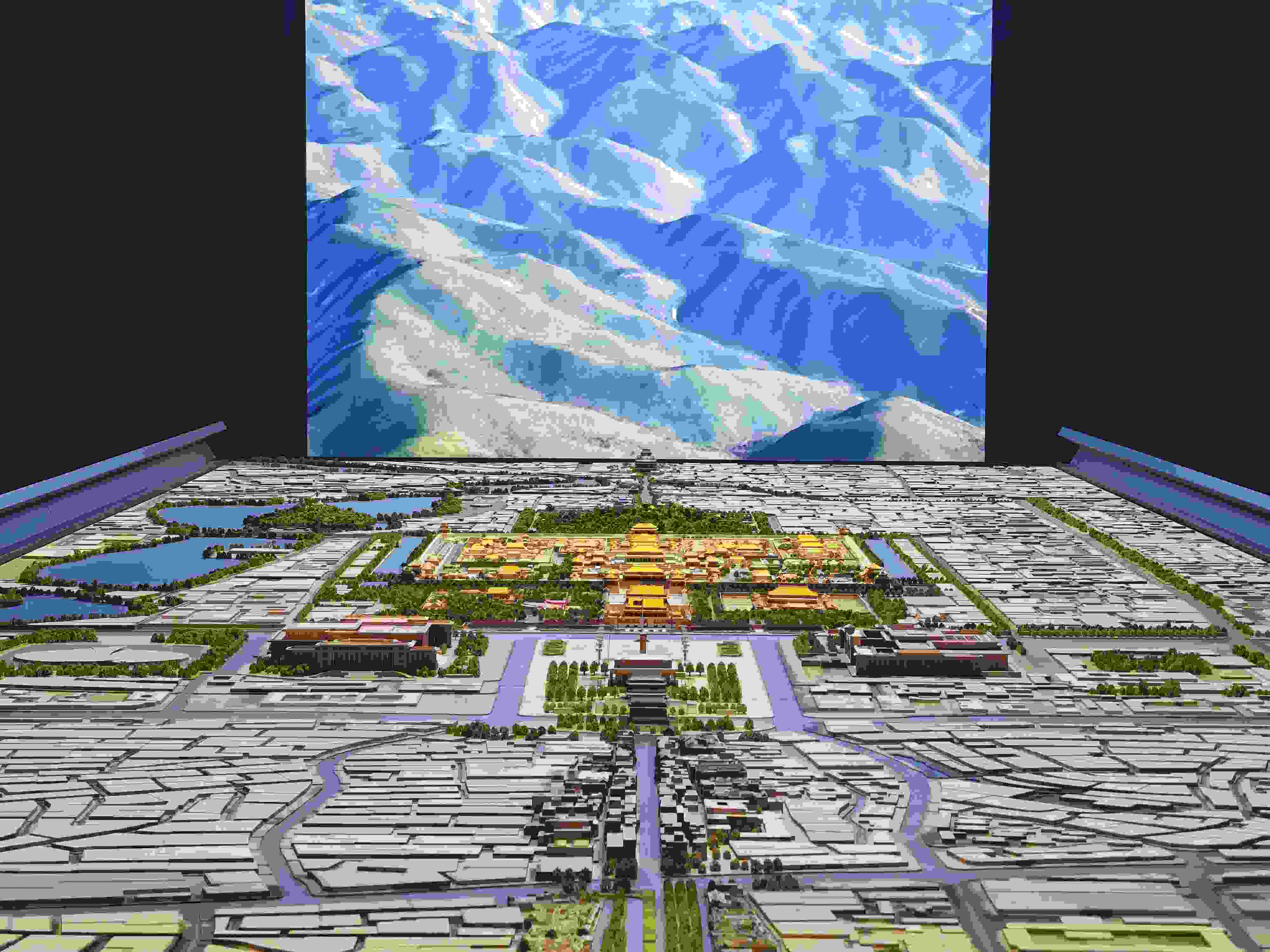 2023年3月，北京首都博物館精心制作的16米長中軸線沙盤，配以立體投影技術，展現(xiàn)了北京中軸線之壯美。