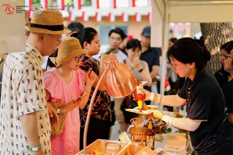 游客品嘗傳統(tǒng)印尼美食。