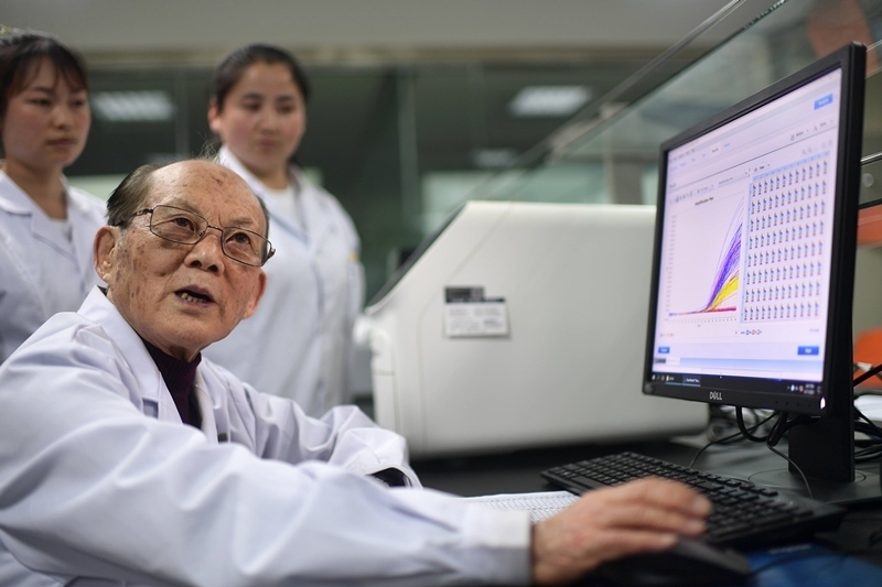 2021年6月17日，吳天一（前）在青海西寧的實(shí)驗(yàn)室內(nèi)和學(xué)生討論。