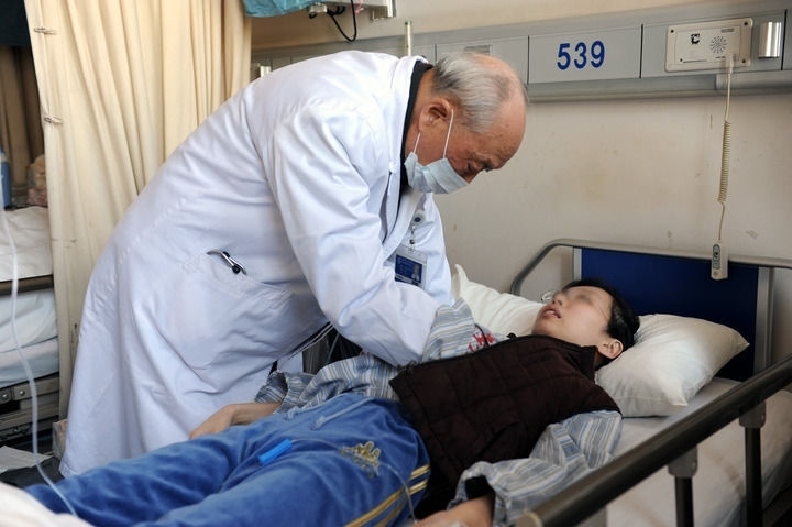 瑞金醫(yī)院終身教授王振義在上海瑞金醫(yī)院為病人看?。ㄙY料照片）。 新華社發(fā)