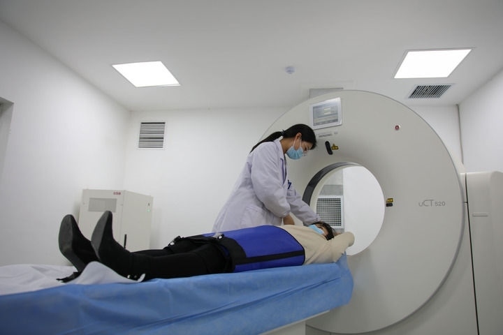 2023年3月2日，安徽省合肥市包河區(qū)煙墩街道社區(qū)衛(wèi)生服務(wù)中心的醫(yī)護(hù)人員為患者進(jìn)行CT檢查。 新華社記者 曹力 攝