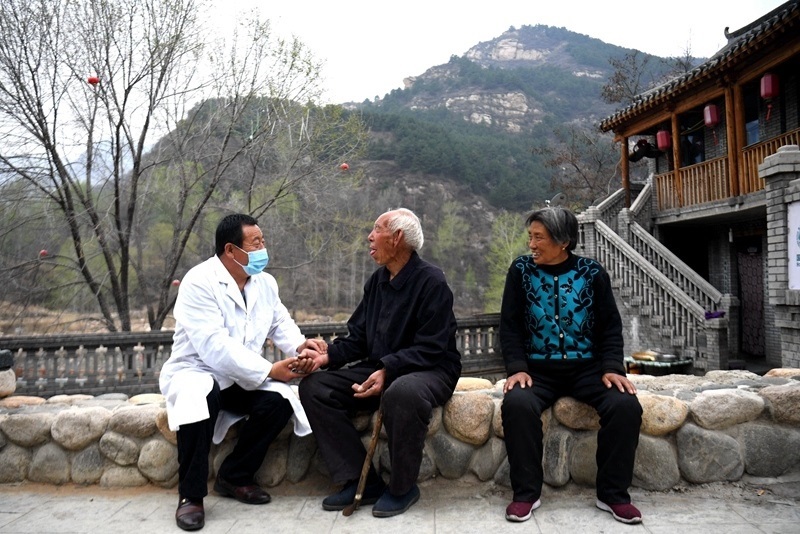 2020年4月15日，在河北阜平縣龍泉關(guān)鎮(zhèn)駱駝灣村，村醫(yī)霍建國(guó)為村民把脈。