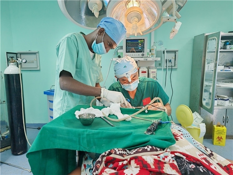 李廣醫(yī)生與當(dāng)?shù)蒯t(yī)生在做手術(shù)中。中國援桑醫(yī)療隊(duì)供圖