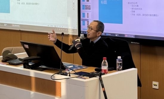 從去年秋天起，還在治療中的朱銳就堅(jiān)持給本科生開(kāi)課。（受訪者供圖）