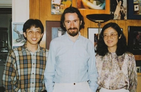 1992年，朱銳（左）赴美國(guó)杜蘭大學(xué)攻讀心靈哲學(xué)與認(rèn)知科學(xué)，師從心靈哲學(xué)和認(rèn)知科學(xué)家Radu Bogdan（中），右為朱銳師姐、北師大教授田平。
