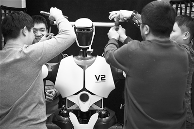 科研人員在調(diào)試機器人。新華社記者 金立旺攝