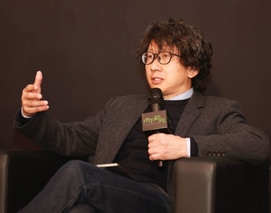 在學(xué)術(shù)論壇上發(fā)言的朱銳。（受訪者供圖）