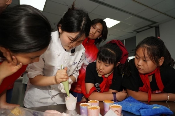 一日營首發(fā)團探訪技能大師工作室并現(xiàn)場開展實踐體驗活動。徐匯區(qū)總工會供圖