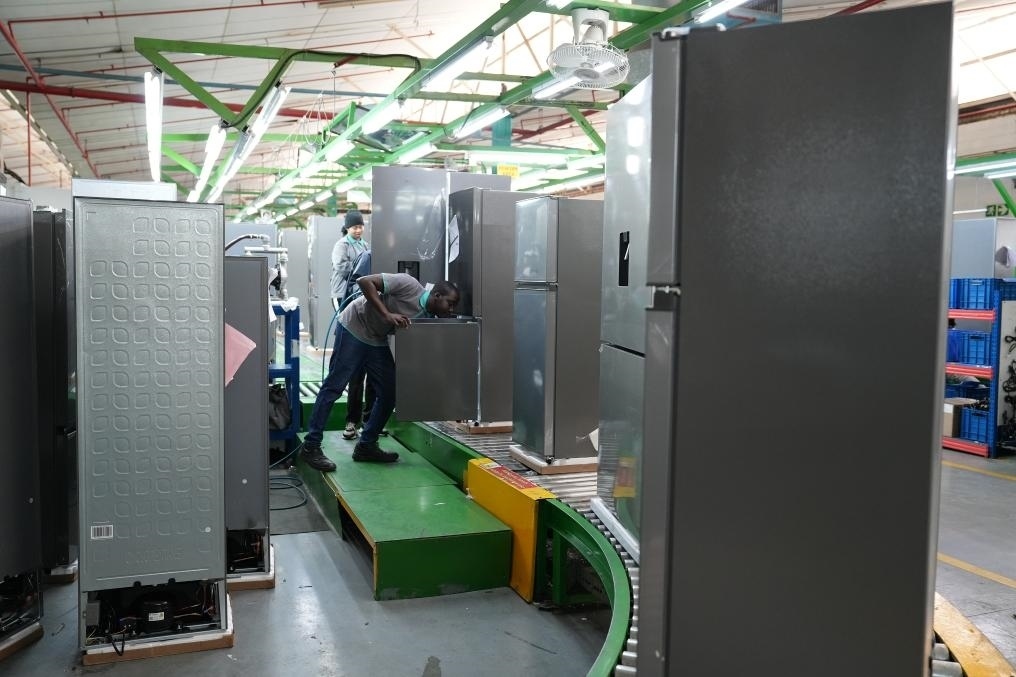 8月14日，在南非開普敦，當?shù)貑T工在海信南非工業(yè)園的冰箱生產(chǎn)線上工作。新華社記者王雷攝