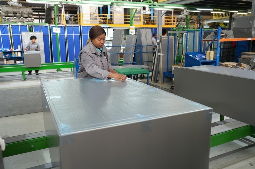 8月14日，在南非開普敦，當?shù)貑T工在海信南非工業(yè)園的冰箱生產(chǎn)線上工作。新華社記者王雷攝