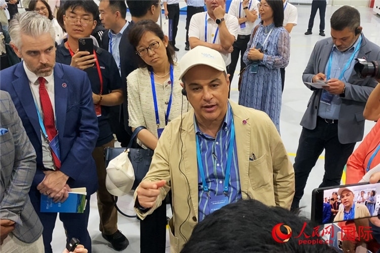 阿根廷駐華大使馬致遠(yuǎn)與億華通動(dòng)力科技有限公司總經(jīng)理于民討論關(guān)切問題。人民網(wǎng) 宋歌攝