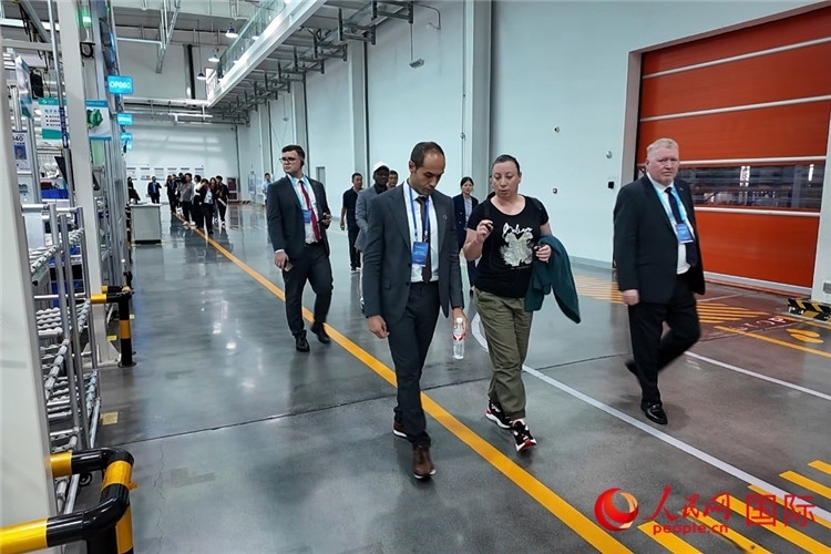 駐華外交官和國(guó)際組織駐華代表參觀億華通動(dòng)力科技有限公司生產(chǎn)車間。人民網(wǎng)記者 方童攝