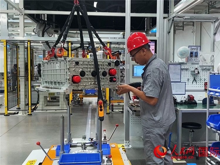 技術(shù)人員進(jìn)行系統(tǒng)化測(cè)試。人民網(wǎng)記者 于洋攝