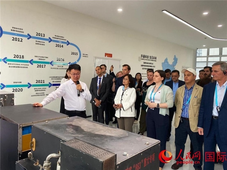 于民向駐華外交官和國(guó)際組織駐華代表介紹企業(yè)發(fā)展情況。人民網(wǎng) 宋歌攝