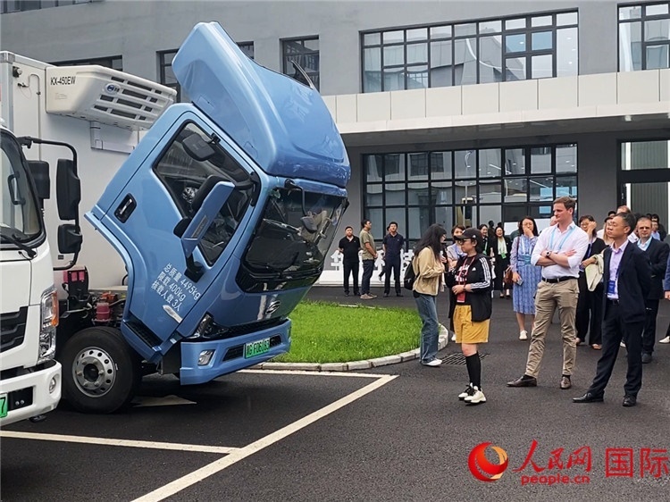 于民向駐華外交官和國(guó)際組織駐華代表介紹燃料電池車型。人民網(wǎng)記者 于洋攝