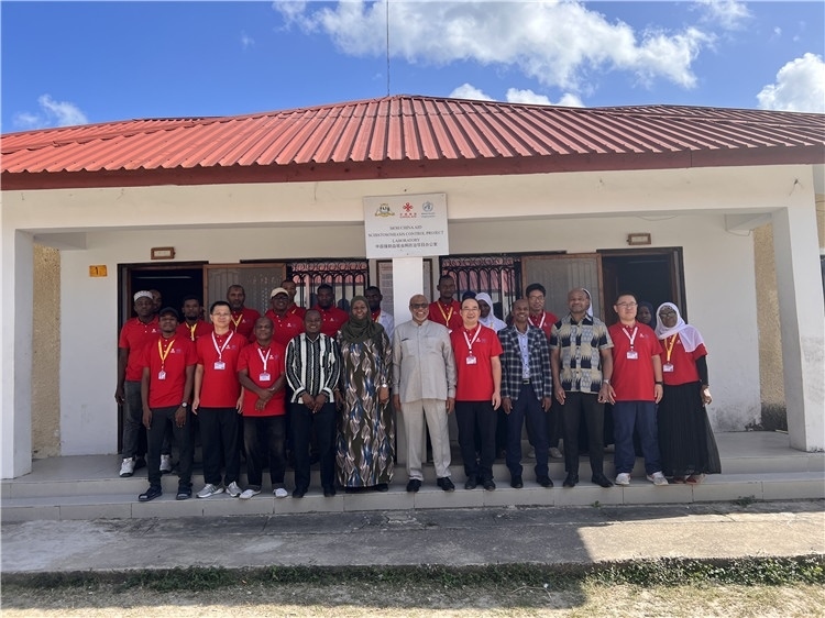 坦桑尼亞桑給巴爾衛(wèi)生部部長馬茲伊與中方專家組及非方工作人員合影。專家組供圖