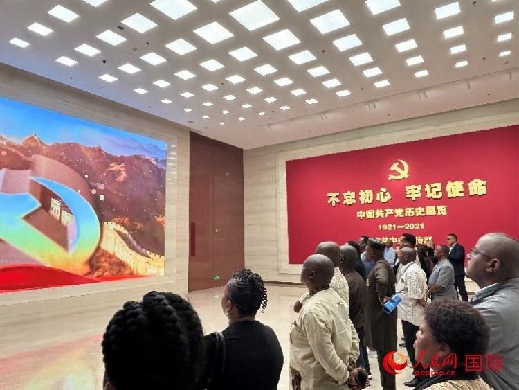 代表團參觀“不忘初心 牢記使命”中國共產黨歷史展覽。人民網 曹欣悅攝