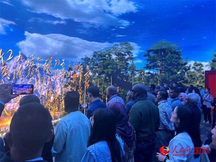 代表團在全景影院中感受長征場景。人民網 曹欣悅攝