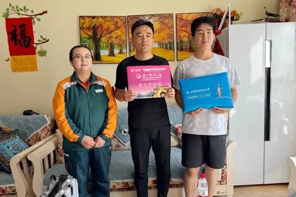 劉傲寒父子收到錄取通知書。北航供圖