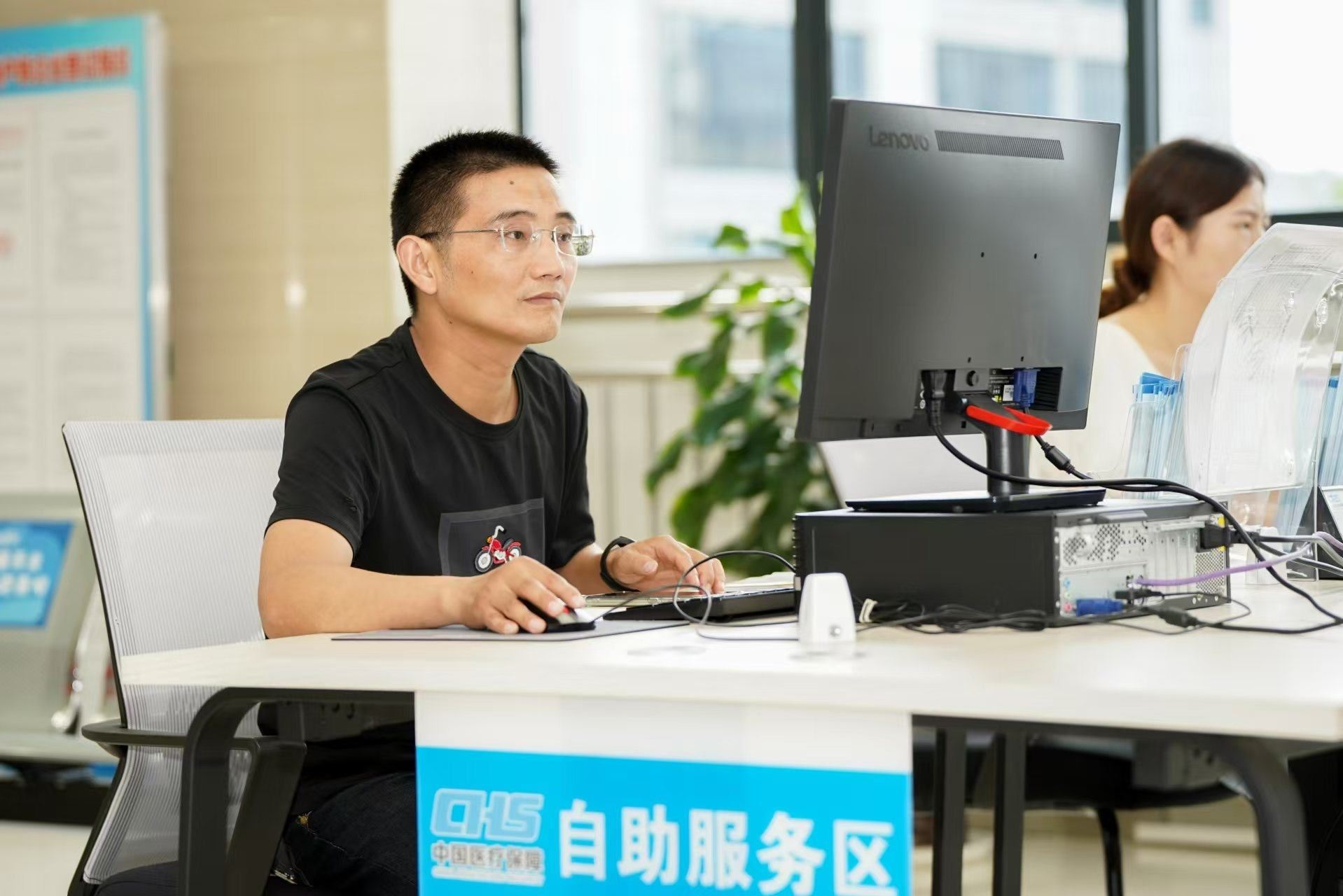 安徽省池州市市民在市政務(wù)服務(wù)大廳辦理業(yè)務(wù)。人民網(wǎng)記者 王銳攝