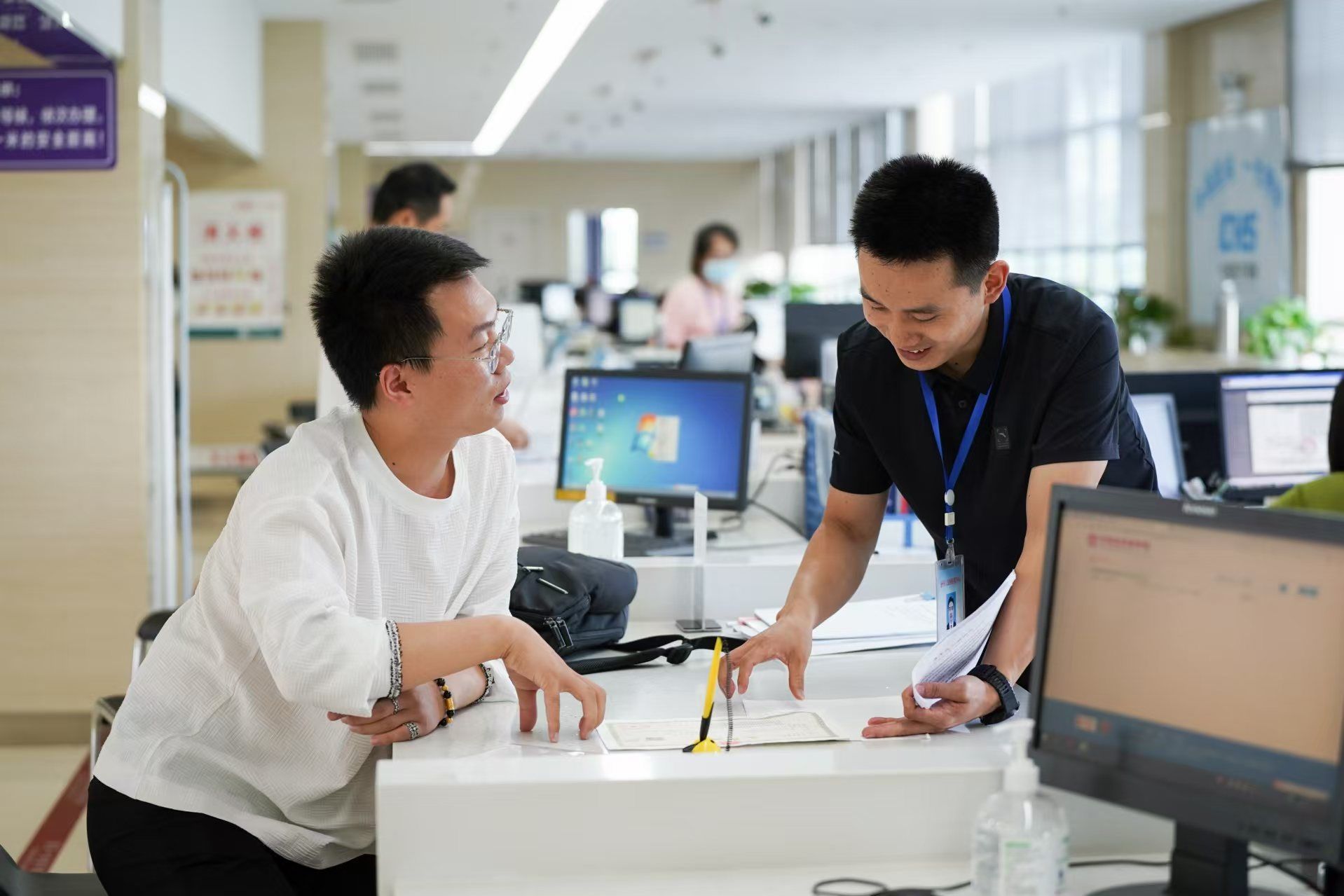 安徽省池州市市民在市政務(wù)服務(wù)大廳辦理業(yè)務(wù)。人民網(wǎng)記者 王銳攝