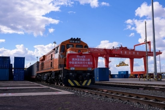 2023年9月20日，一列中歐班列行駛在內(nèi)蒙古滿洲里站貨運(yùn)車間集裝箱場。作為我國向北開放的“橋頭堡”、中歐班列“東通道”的重要口岸，滿洲里鐵路口岸不斷加大中歐班列通道能力建設(shè)，進(jìn)一步提升運(yùn)輸效率和品質(zhì)