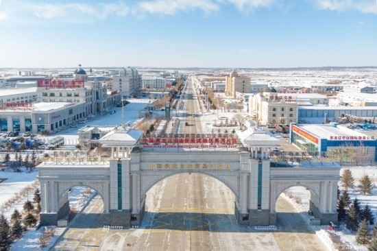 這是2024年1月31日拍攝的中國（黑龍江）自由貿(mào)易試驗(yàn)區(qū)黑河片區(qū)（無人機(jī)照片）。五年來，中國（黑龍江）自由貿(mào)易試驗(yàn)區(qū)將“試驗(yàn)田”種成“高產(chǎn)田”，以全省萬分之三的面積，貢獻(xiàn)了全省約五分之一的實(shí)際使用外資和七分之一的外貿(mào)進(jìn)出口，在對外合作、降低物流成本、培育特色產(chǎn)業(yè)和新業(yè)態(tài)新模式等方面深入探索，成功產(chǎn)出超過300項(xiàng)制度創(chuàng)新成果。