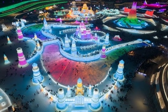 2024年1月1日，來自世界各地的游客在哈爾濱冰雪大世界園區(qū)內(nèi)游玩（無人機(jī)照片）。