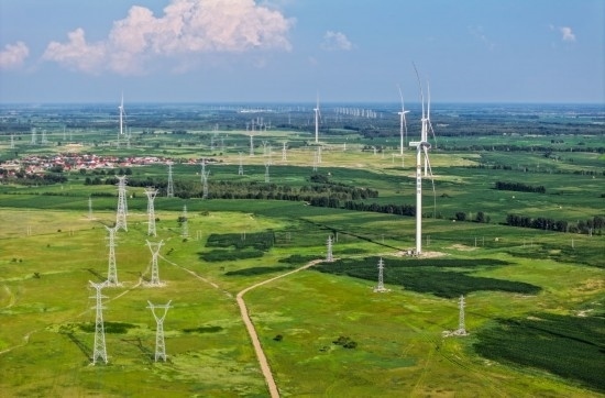這是2024年7月19日拍攝的內(nèi)蒙古通遼238萬千瓦風(fēng)電項(xiàng)目（無人機(jī)照片）。此項(xiàng)目每年可將75億千瓦時(shí)清潔電能經(jīng)扎魯特—青州±800（千伏）直流特高壓外送通道送至山東地區(qū)消納，相當(dāng)于滿足受端地區(qū)超過300萬戶居民家庭用電需求，節(jié)約標(biāo)煤261萬噸，減少二氧化碳排放634萬噸。