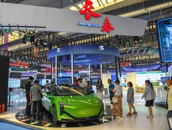 2023年8月23日，人們在第十四屆中國—東北亞博覽會上參觀一汽紅旗新能源車型。