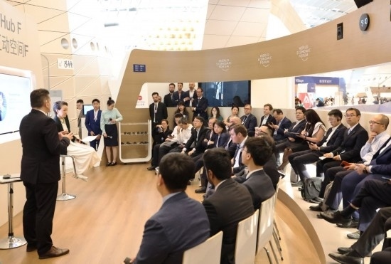 2024年6月26日，嘉賓在第十五屆夏季達(dá)沃斯論壇主會場——遼寧大連國際會議中心參與互動(dòng)討論。