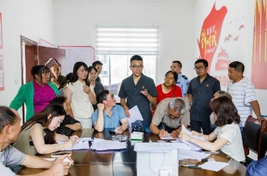 圖為2024年8月6日，重慶市奉節(jié)縣人民法院興隆人民法庭庭長(zhǎng)費(fèi)明軍（中）在做調(diào)解工作。蹇懿 攝